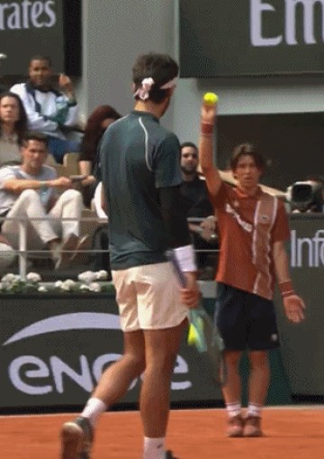 谈球吧(中国)官方网站脚踢网球击中司线员!穆塞蒂:是巧合,我不想伤害任何人