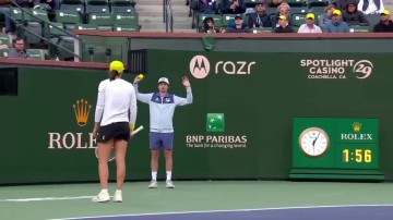 谈球吧体育官网入口斯瓦泰克回应发怒砸球:我只是想表达沮丧情绪 已向球童道歉