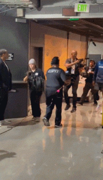 谈球吧官网登录入口爱德华兹赛后走路仍有些不舒服:没啥大不了 这只是G1而已