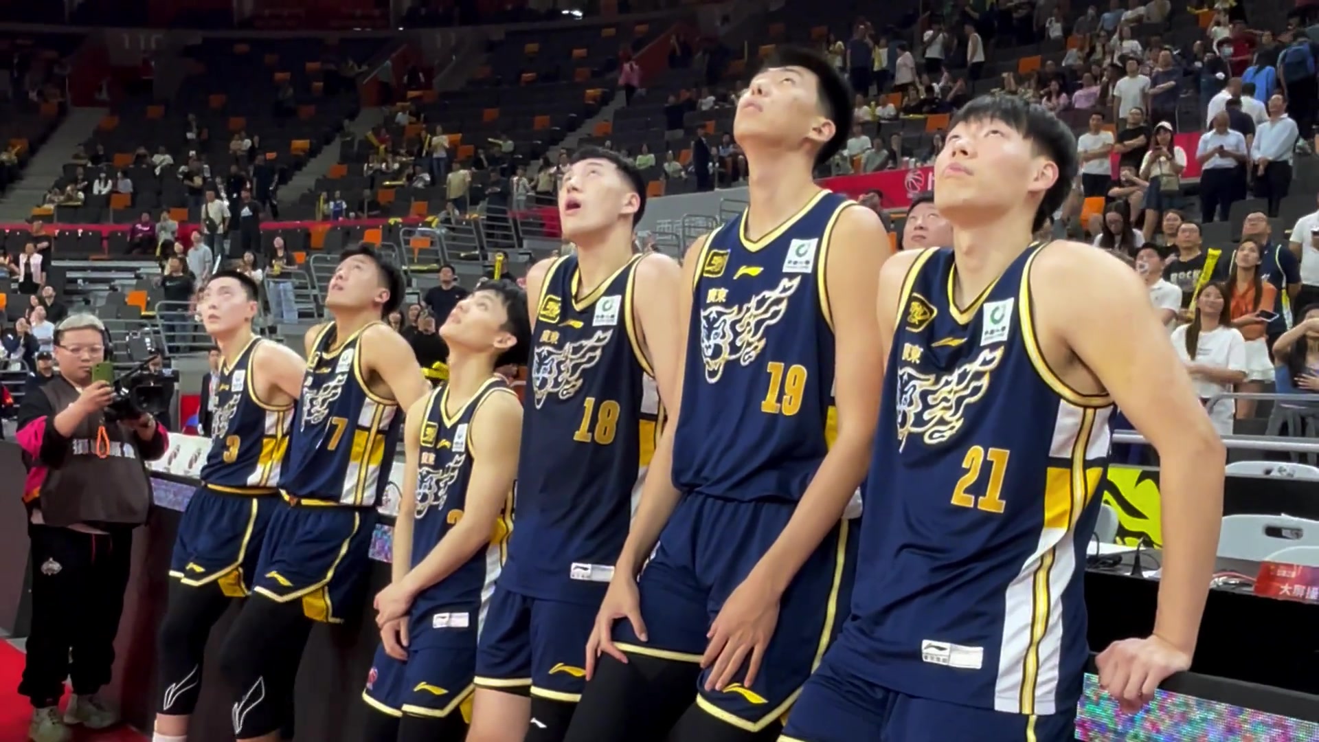 谈球吧广东晒视频感谢球迷：感谢一路以来不离不弃的你们 — 最佳第六人