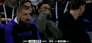 谈球吧官网登录入口要放假了😅国王附加赛落后18分 伤缺的蒙克在替补席乐疯了