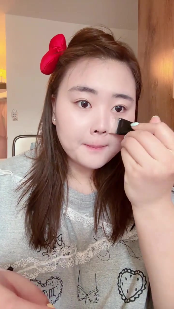 谈球吧体育app官网刘禹彤晒日常随笔:来“吃饭”大学 偶遇我和郁金香呀