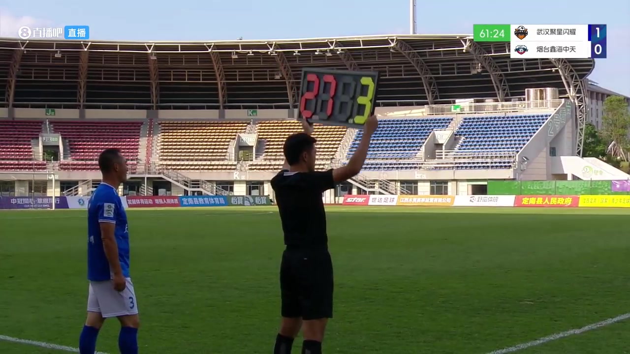 谈球吧官网登录入口😦主教练正在热身?中冠第61分钟武汉52岁主教练将自己替换上场