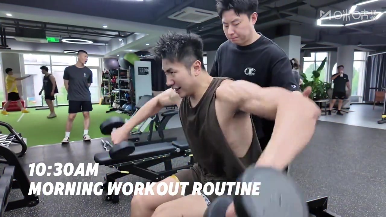 谈球吧体育app官网人鱼线+八块腹肌！邹雨宸分享健身视频 不拿咱当外人